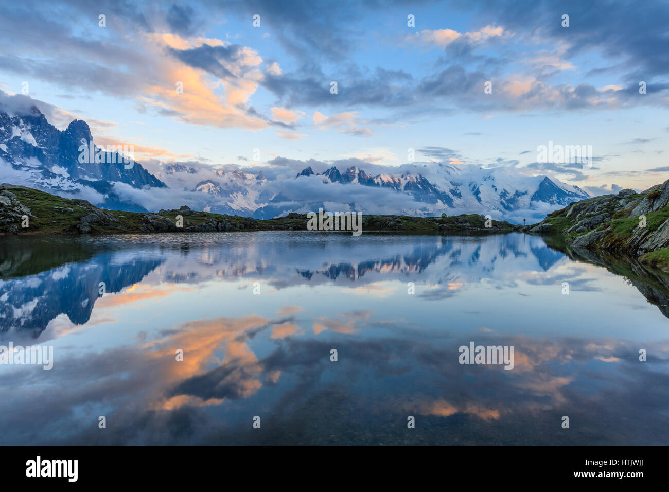 Berge und Himmel spiegelt sich in Lac De Cheserys, Chamonix, Frankreich. Stockfoto
