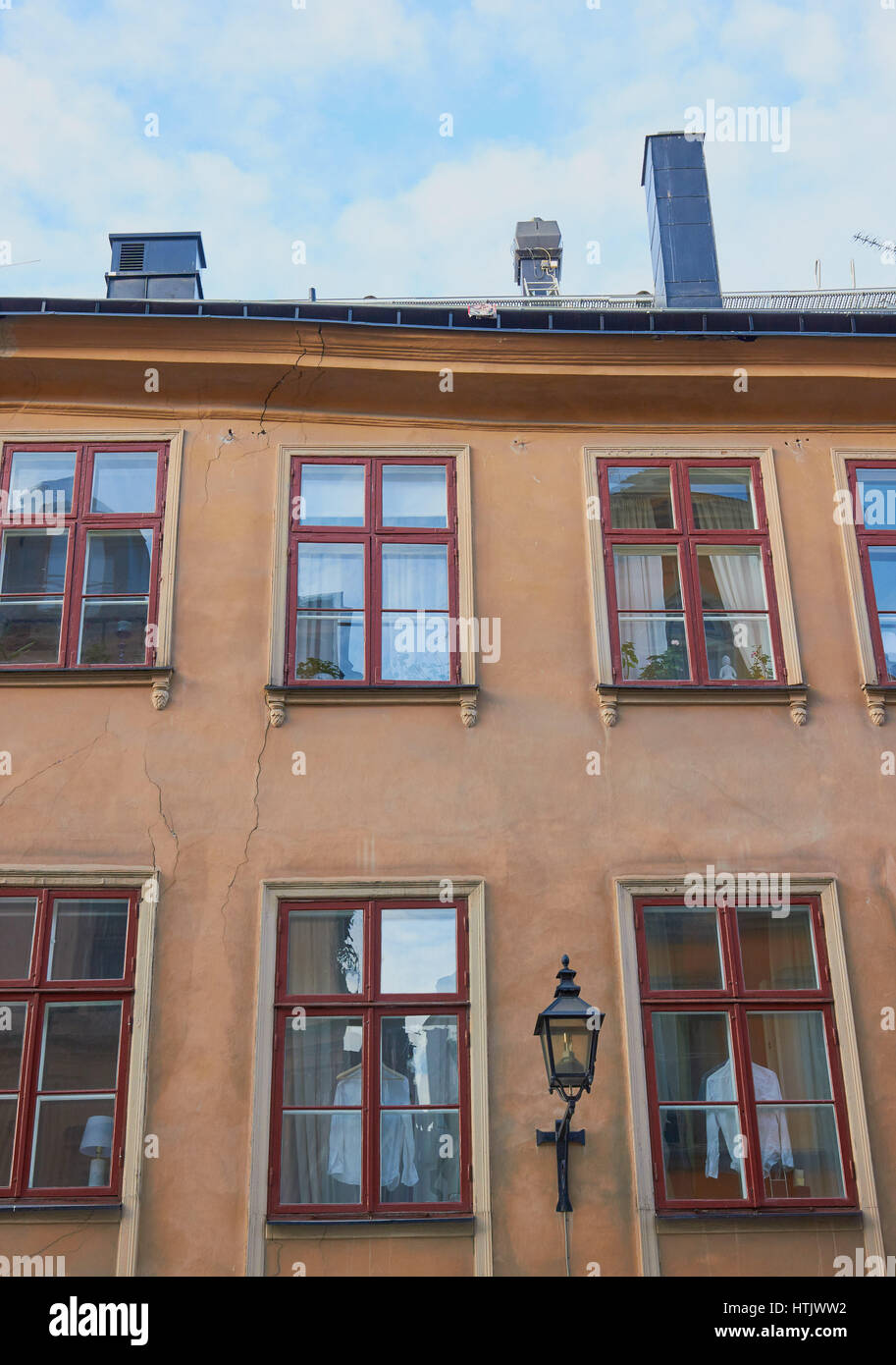 Hemden hängen in den Fenstern der Gebäude in Gamla Stan, Stockholm, Schweden, Skandinavien Stockfoto