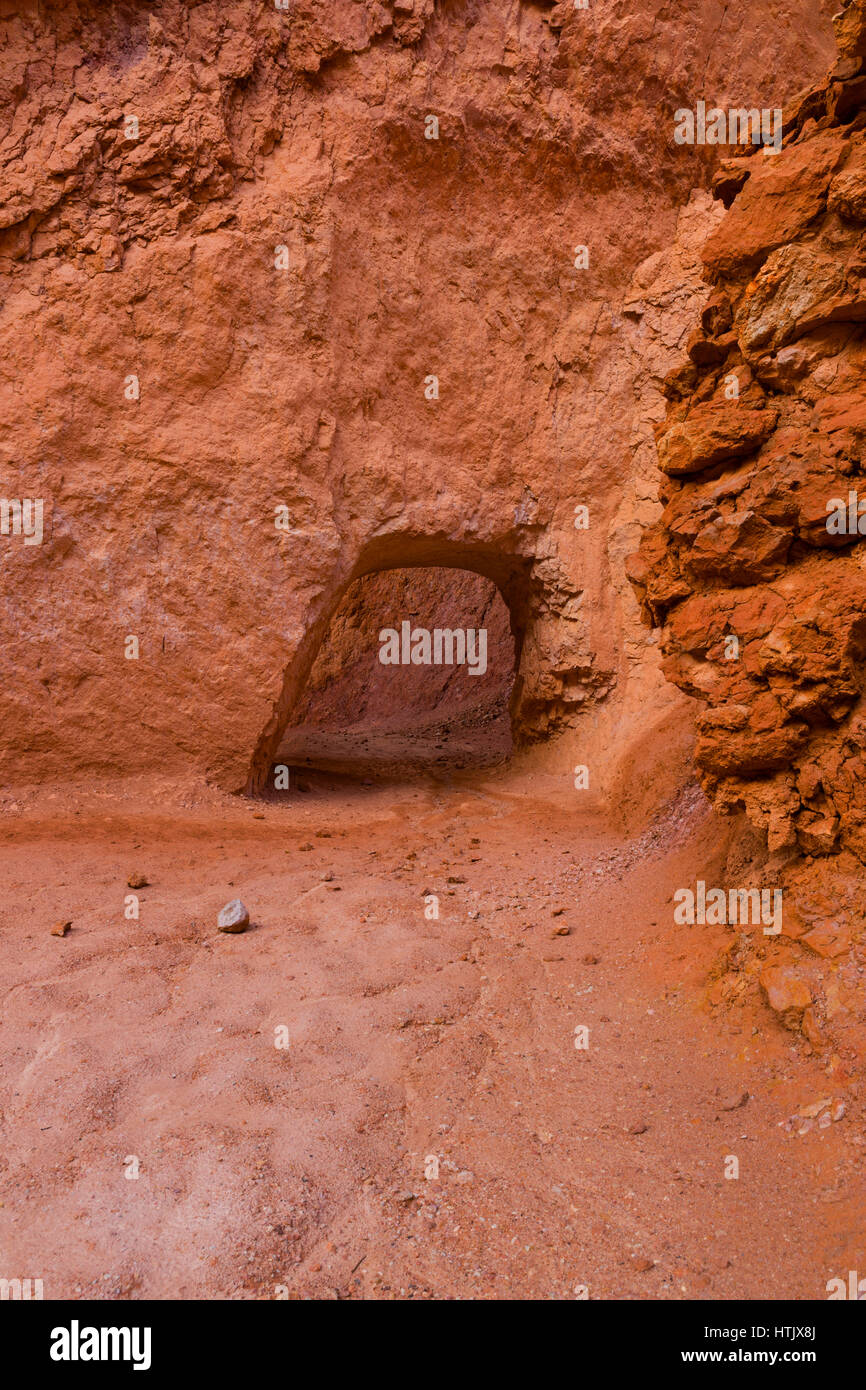 Eröffnung in Felsformation für Trail, Bryce-Canyon-Nationalpark, UT, USA Stockfoto