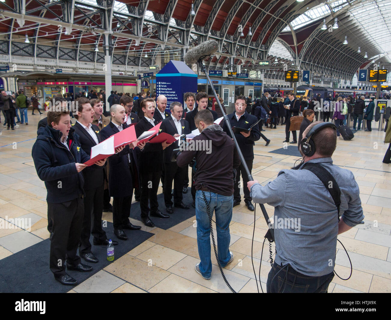 Eine walisische Männerchor an der Paddington Station am St. Davids Tag Stockfoto