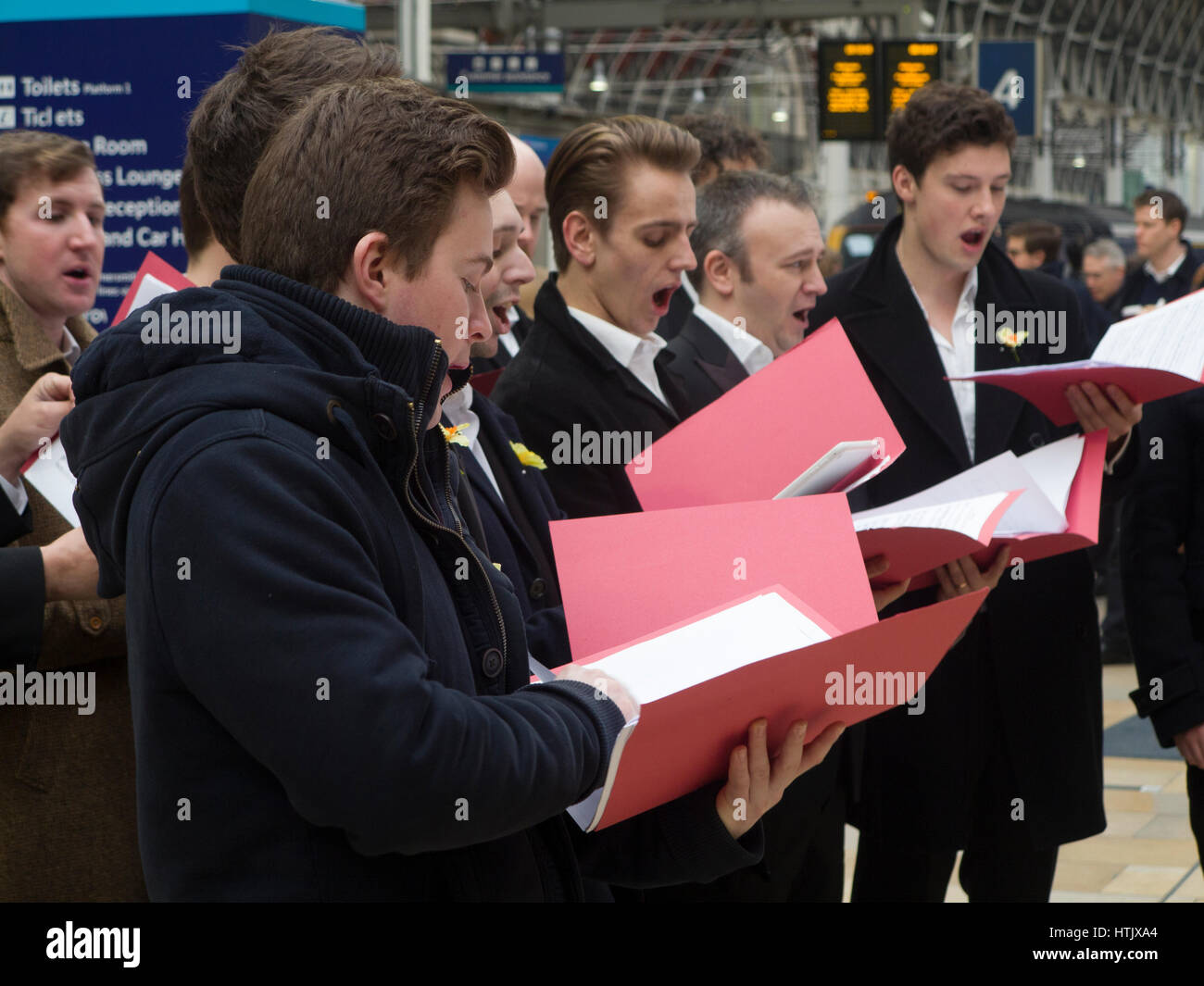 Eine walisische Männerchor an der Paddington Station am St. Davids Tag Stockfoto