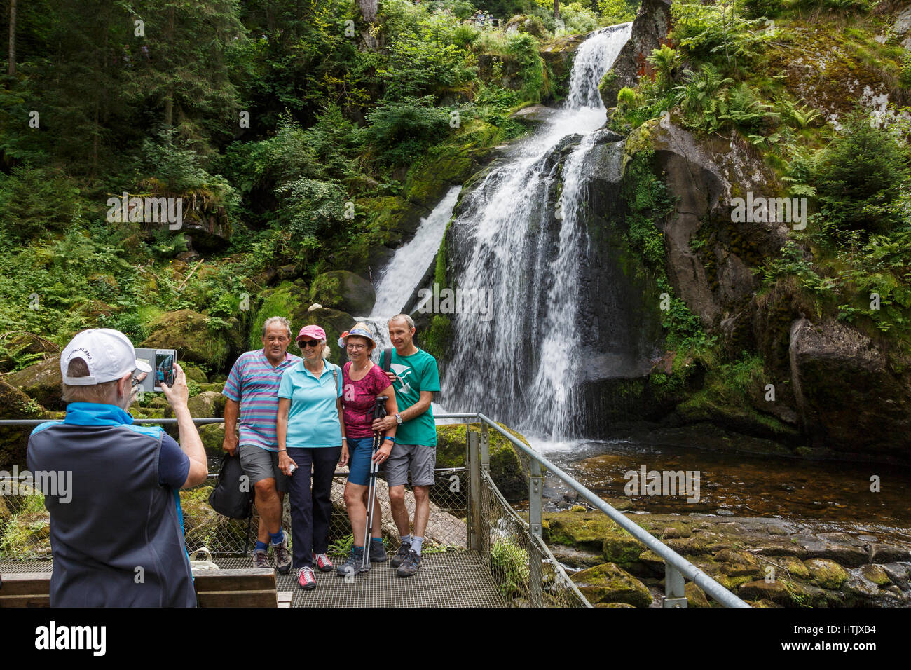 Touristen fotografieren an die Triberger Wasserfälle, Schwarzwald, Deutschland Stockfoto