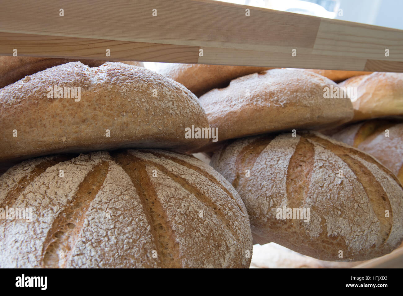 runde Brote am Regal zu verkaufen Stockfoto