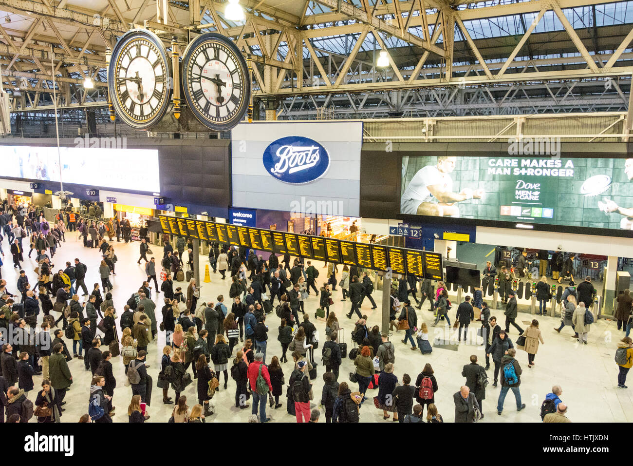 Pendler an der Waterloo Station während der Hauptverkehrszeit, London, SE1, UK Stockfoto