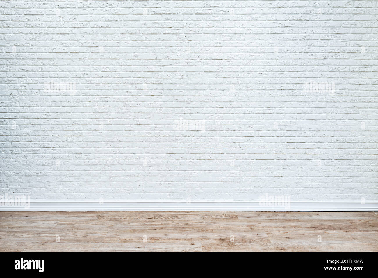 Weiße Mauer und Plank Holz Boden Hintergrund. Stockfoto