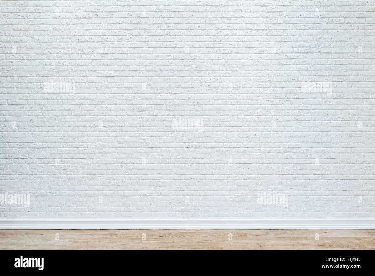 Weiße Mauer und Plank Holz Boden Hintergrund. Stockfoto