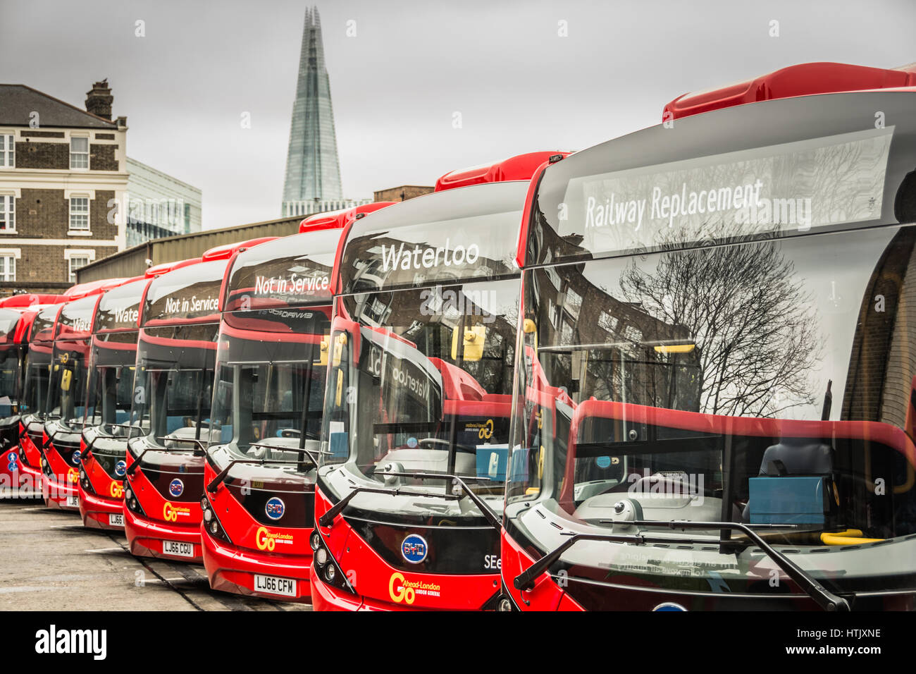 BYD elektrische Busse für den Einsatz auf TfL Dienstleistungen 507 und 521 an der Forschergruppen Waterloo Bus Depot, London, UK Stockfoto
