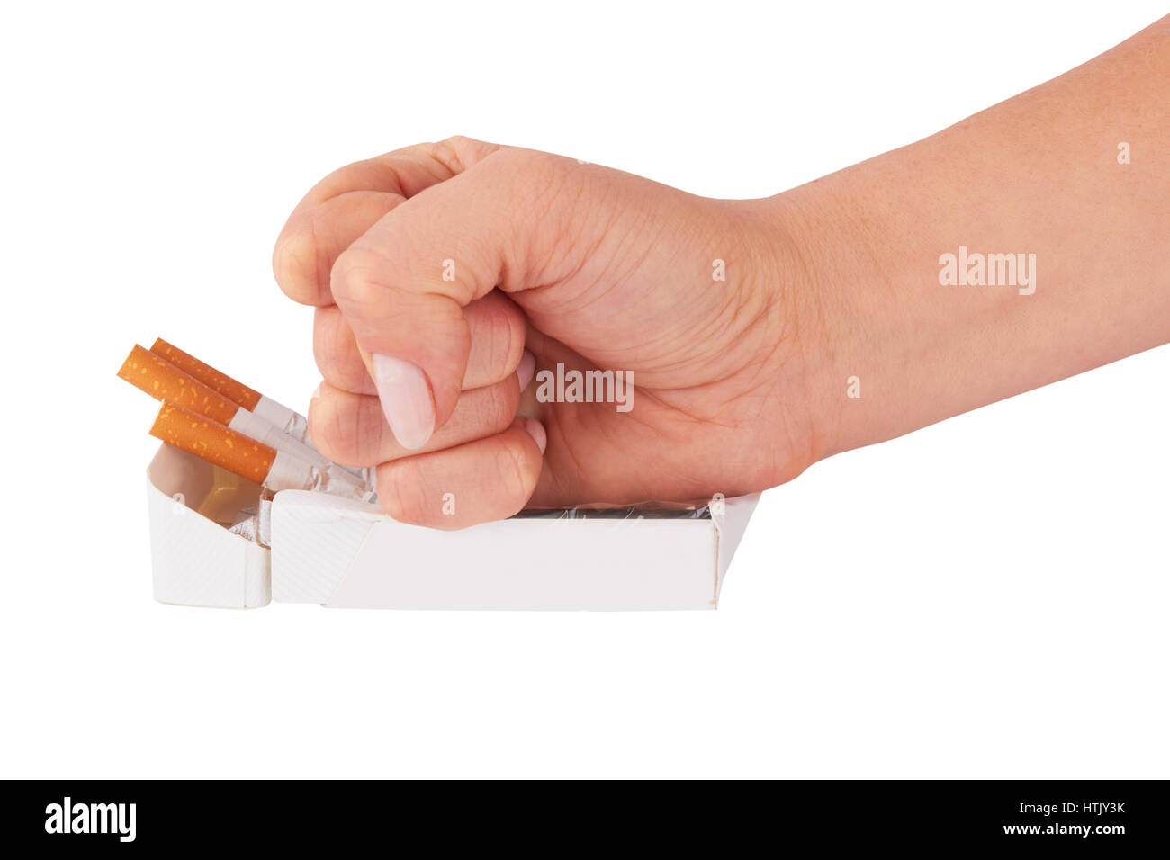 mit zerkleinerten Packung Zigaretten rauchen Faust zu stoppen Stockfoto