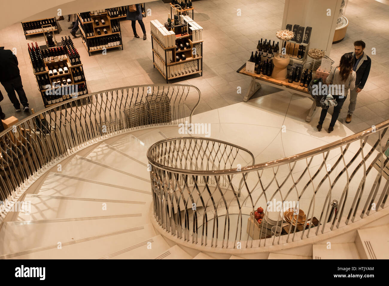 Innenräume von Fortnum & Mason mit Kunden browising die Weinkollektion. Fortnum & Mason ist eine gehobene Kaufhaus bekannt für Tee und Wein Stockfoto Innenräume von Fortnum & Mason mit Kunden browising die Weinkollektion. Fortnum & Mason ist eine gehobene Kaufhaus bekannt für Tee und Wein Stockfoto