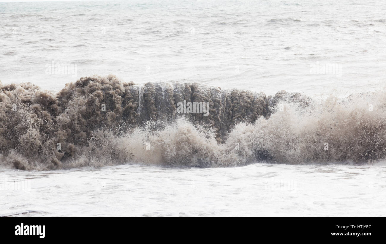 Eine Welle von trübem Wasser Stockfoto