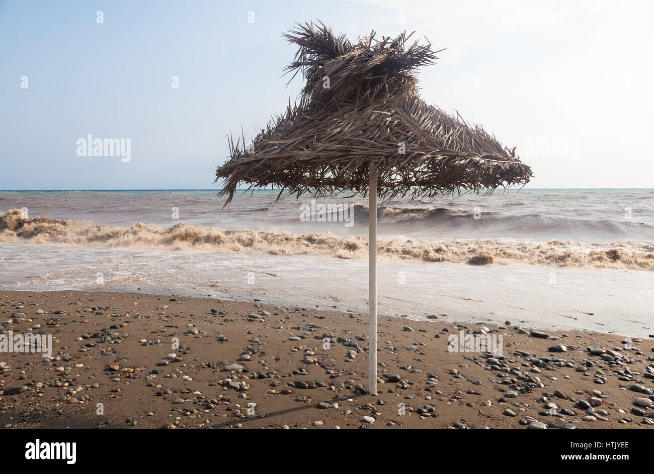 Reed Sonnenschirm vor dem Hintergrund des stürmischen Schwarzen Meeres Stockfoto
