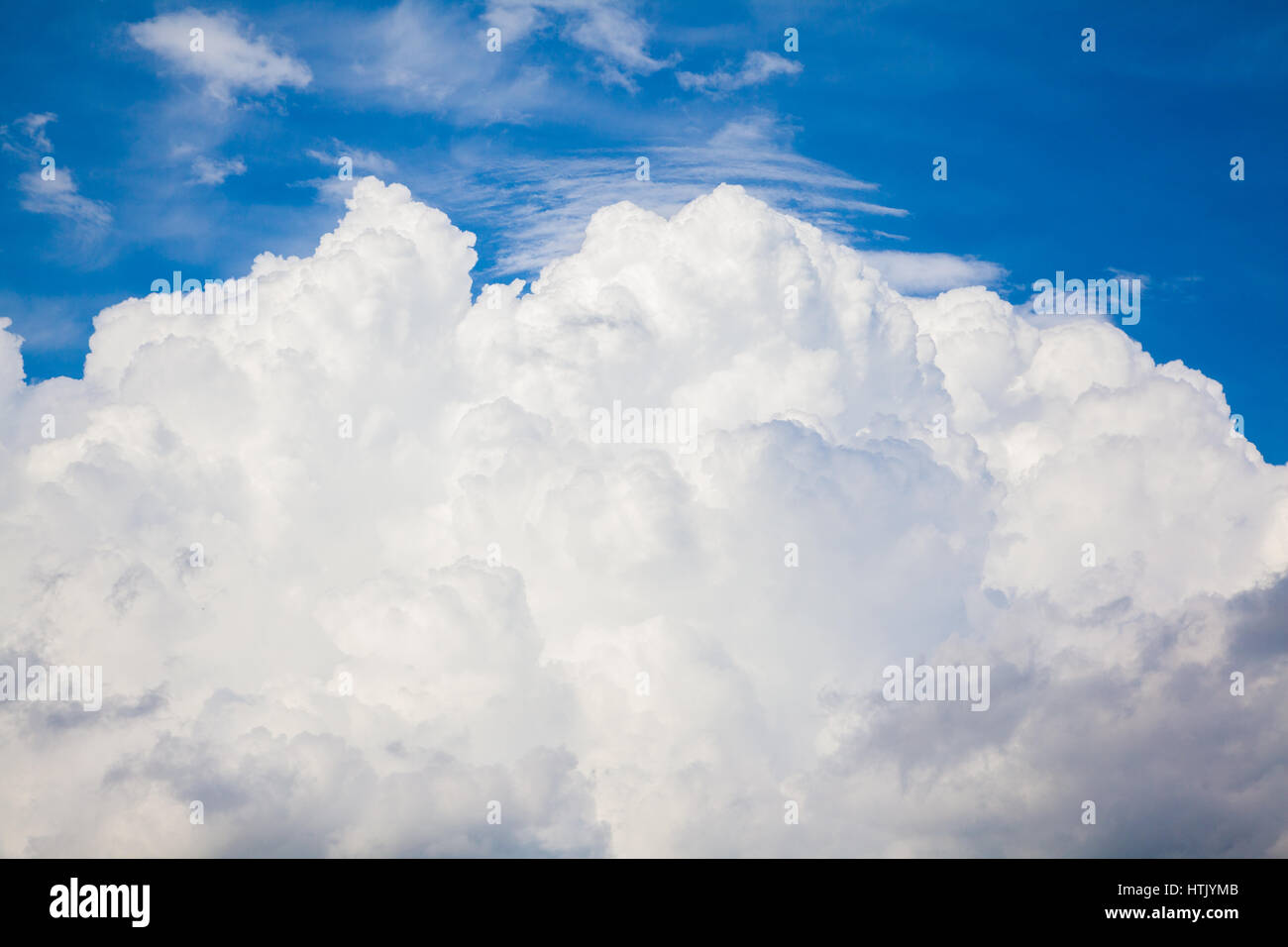 Eine große weiße Cumulus-Wolke im Himmel Stockfoto
