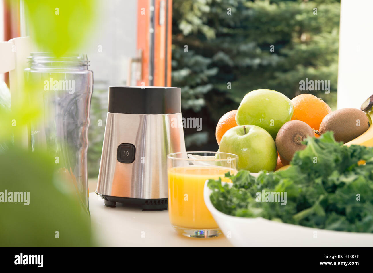 Mixer und Früchte auf dem Küchentisch Stockfoto