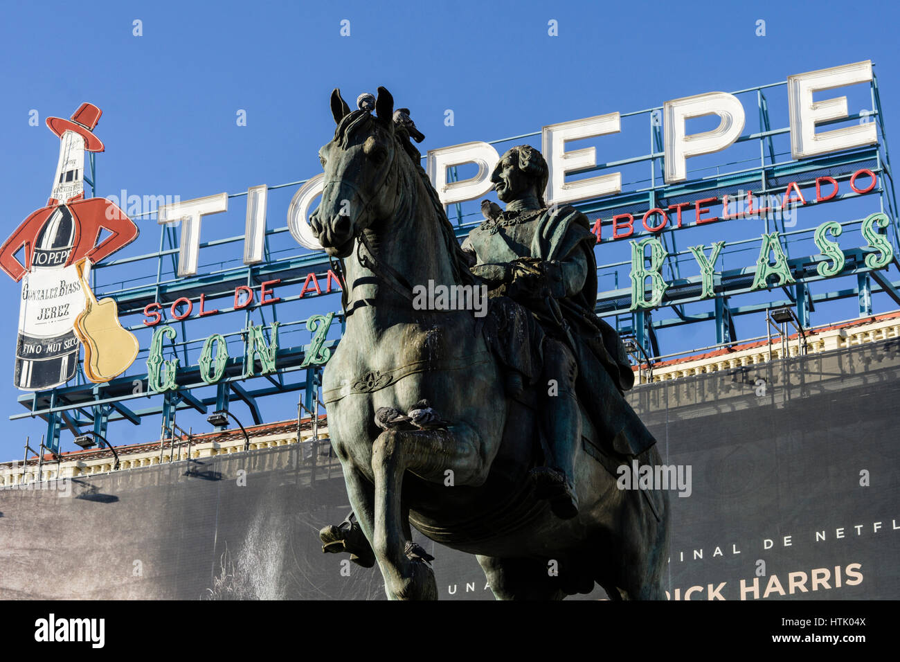 Denkmal für König Karl III. und dem Tío Pepe Werbung, Puerta del Sol, Madrid, Spanien. Stockfoto