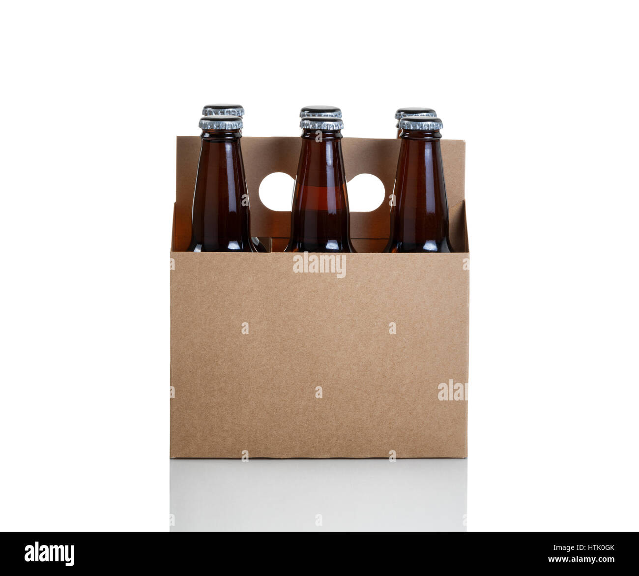 Sechs Flaschen Bier im braunen Karton Träger isoliert auf weiss mit Reflexion Stockfoto