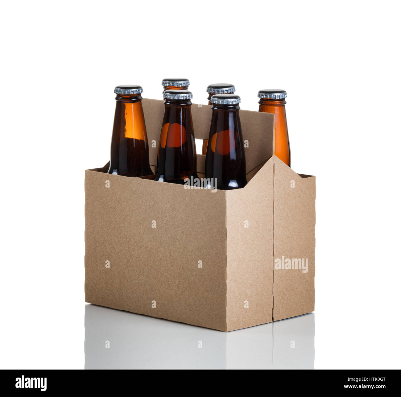 Seitlicher Blick auf ein six-Pack Bier Glas abgefüllt in generische braunen Karton Träger isoliert auf weiss mit Reflexion Stockfoto