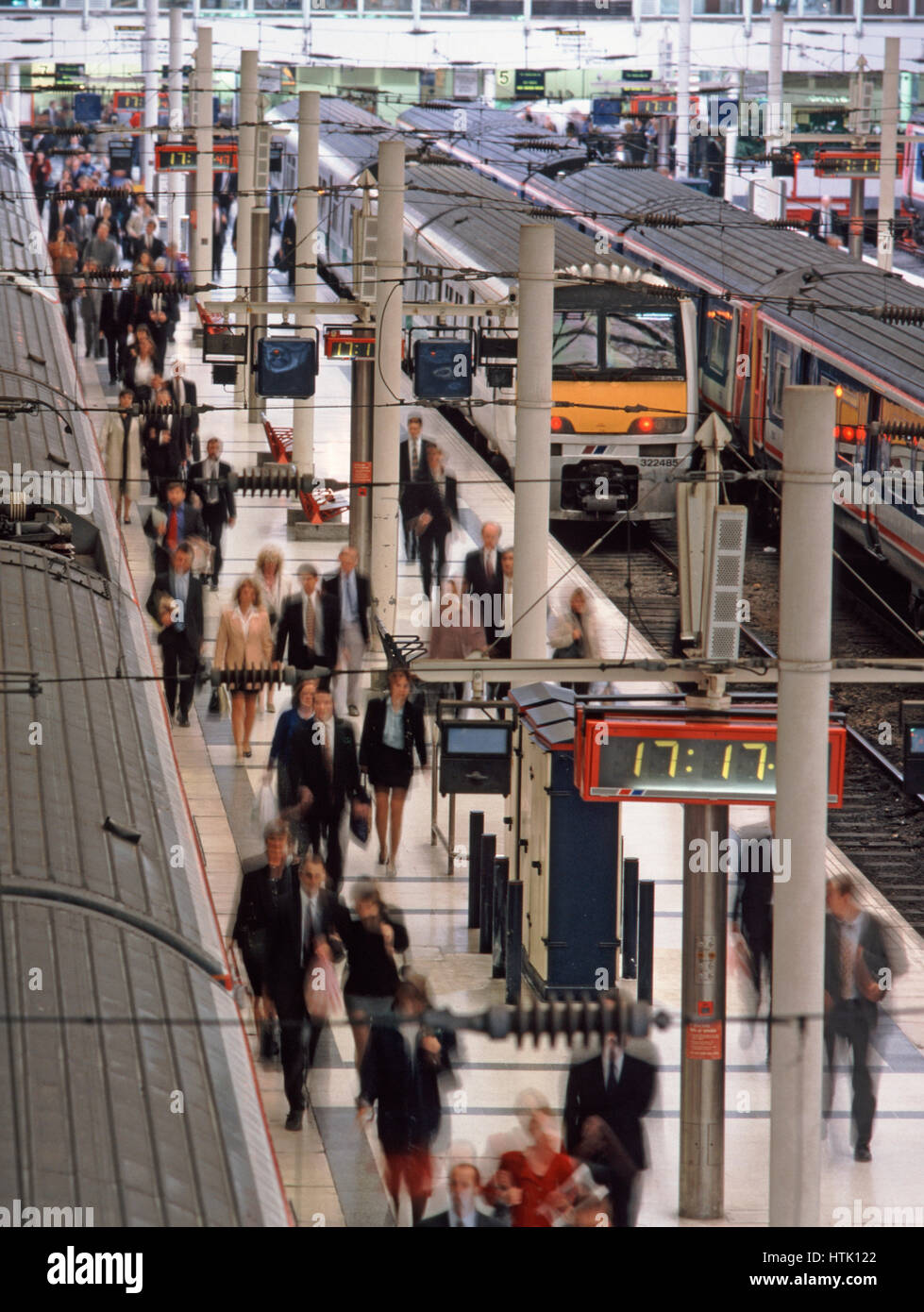 Pendler auf Zug Bahnhof Plattform, London, England, UK. Stockfoto
