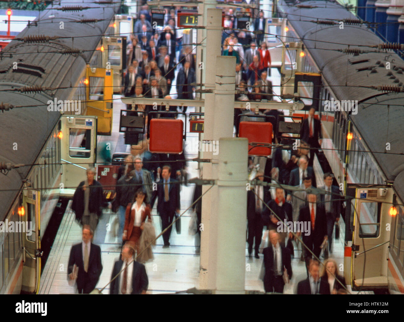 Pendler auf Zug Bahnhof Plattform, London, England, UK. Stockfoto