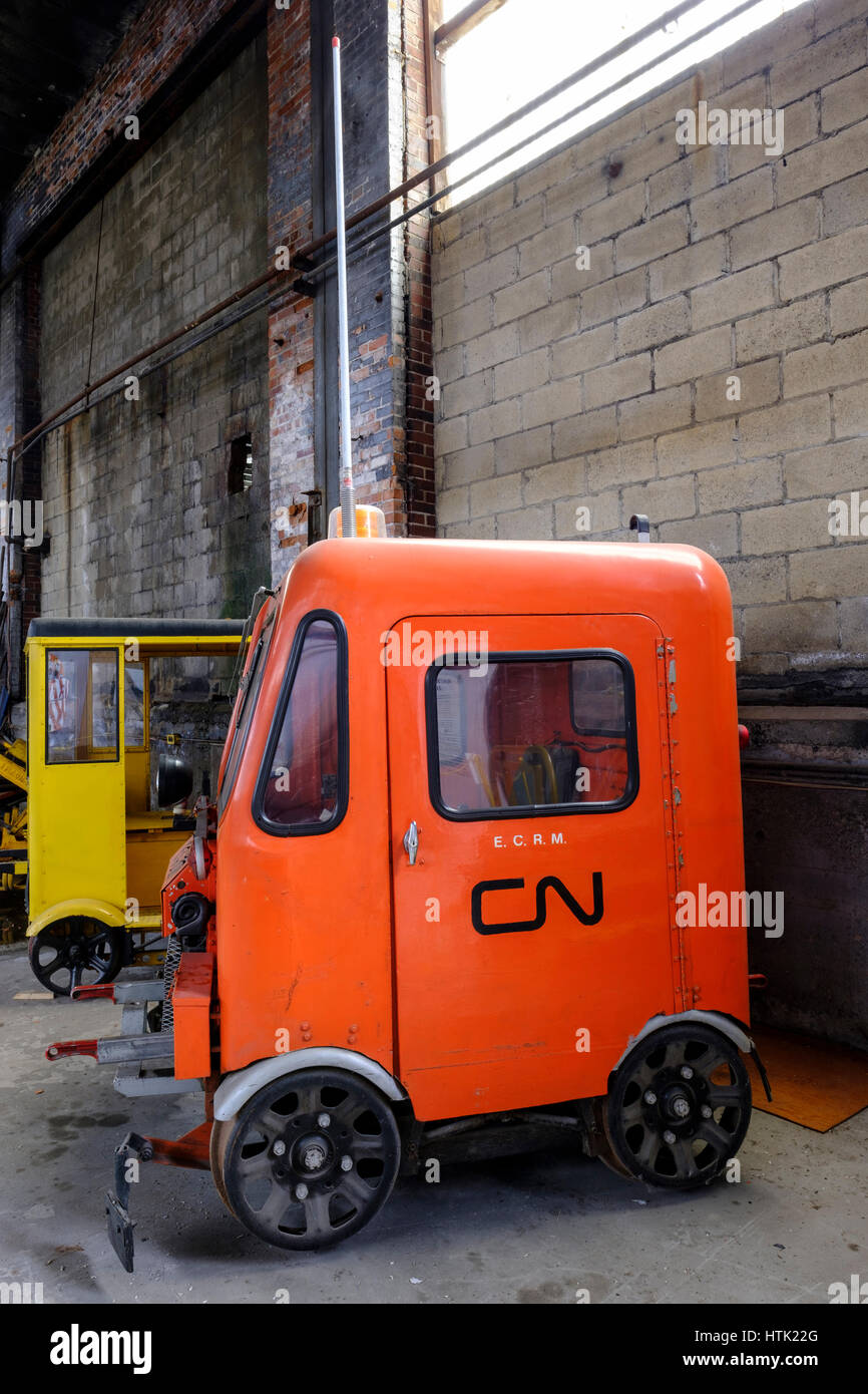 Zweisitzige orange MT-19 kanadischen nationalen 5606 Fairmont-Motorwagen / Inspektion Auto, Onan-Benzin-Motor von der Canadian National Railway, Ontario verwendet. Stockfoto