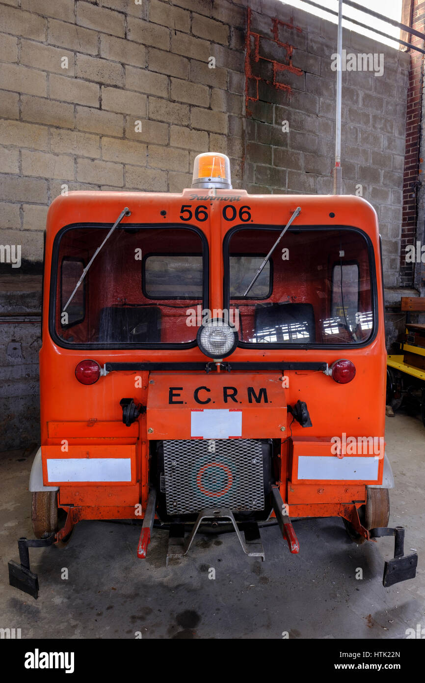 Zweisitzige orange MT-19 kanadischen nationalen 5606 Fairmont-Motorwagen / Inspektion Auto, Onan-Benzin-Motor von der Canadian National Railway, Ontario verwendet. Stockfoto