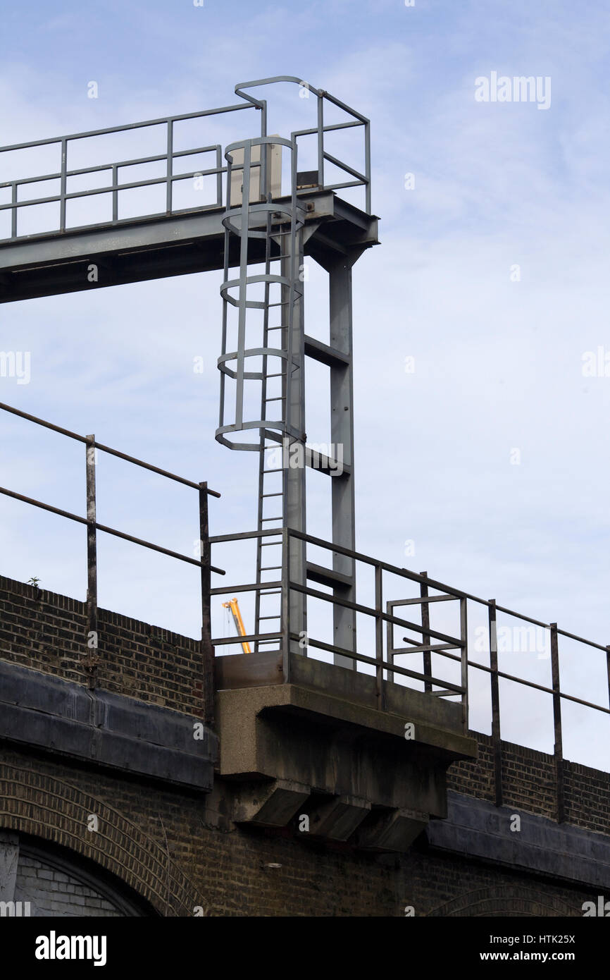 Brücke-Gantry über Eisenbahnstrecken mit Sicherheit Leiter Stockfoto