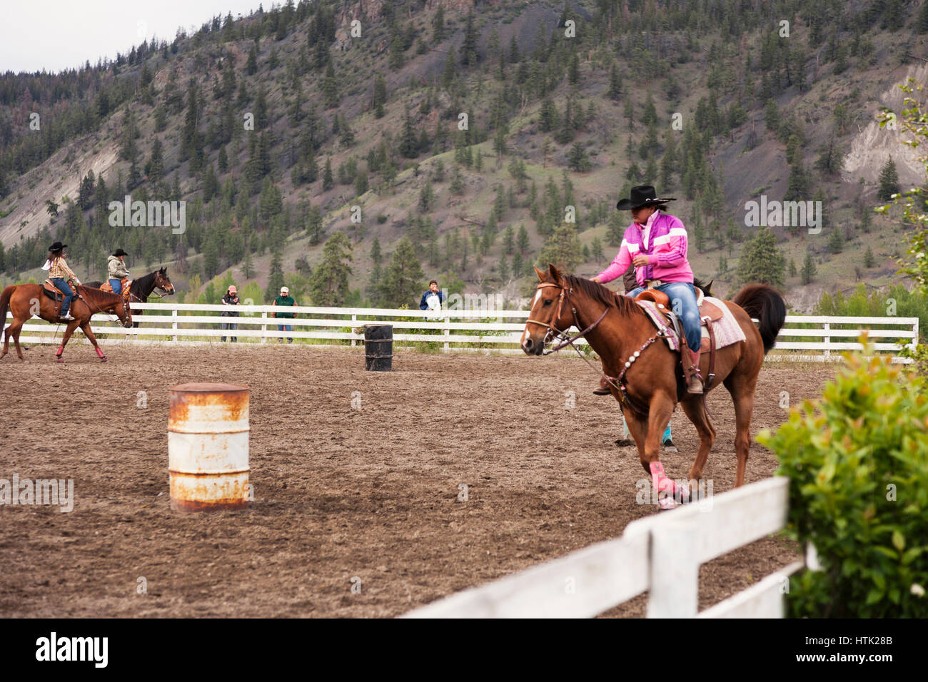 Cowgirls Faßlaufen am reichsten indischen Rodeo üben. Merritt, BC, Kanada Stockfoto