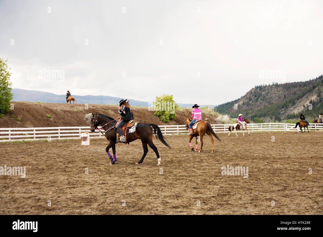 Cowgirls Faßlaufen am reichsten indischen Rodeo üben. Merritt, BC, Kanada Stockfoto