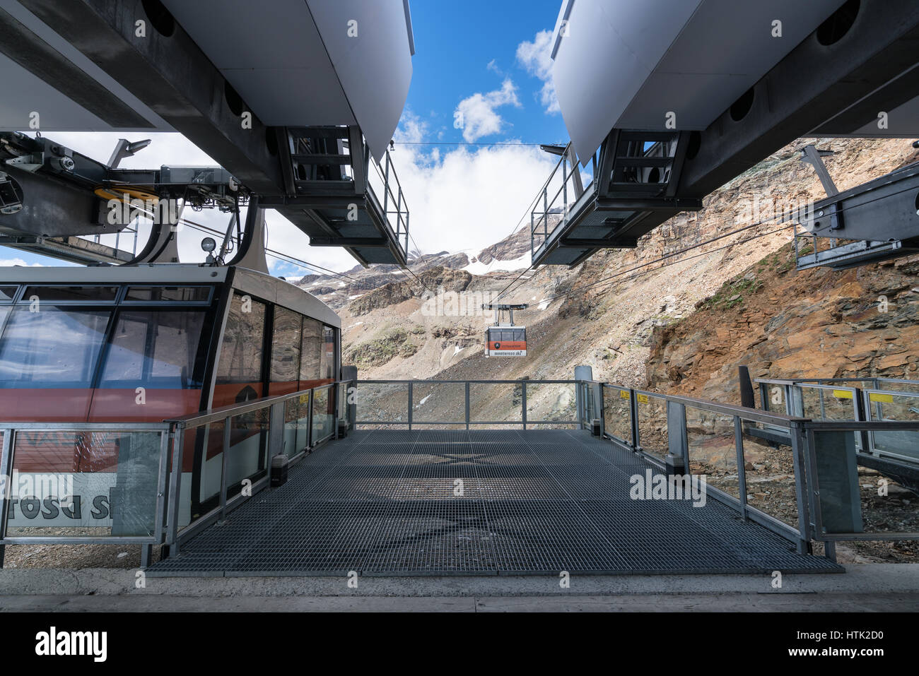 Warten auf den Ski lift, Monte Rosa Gebirge, Nord-Italien, Alpen, Europa, EU Stockfoto