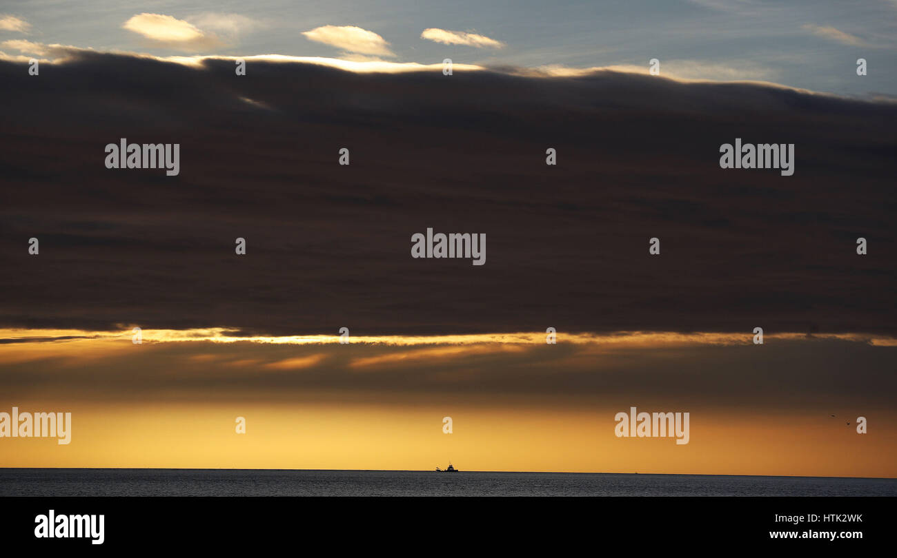 Ein Fischerboot unter Gewitterwolken, auf der Nordsee vor der nordöstlichen Küste, wie eines der wärmsten Tage des Jahres so weit mit Feder heute etwas mehr als eine Woche Weg sein könnte. Stockfoto