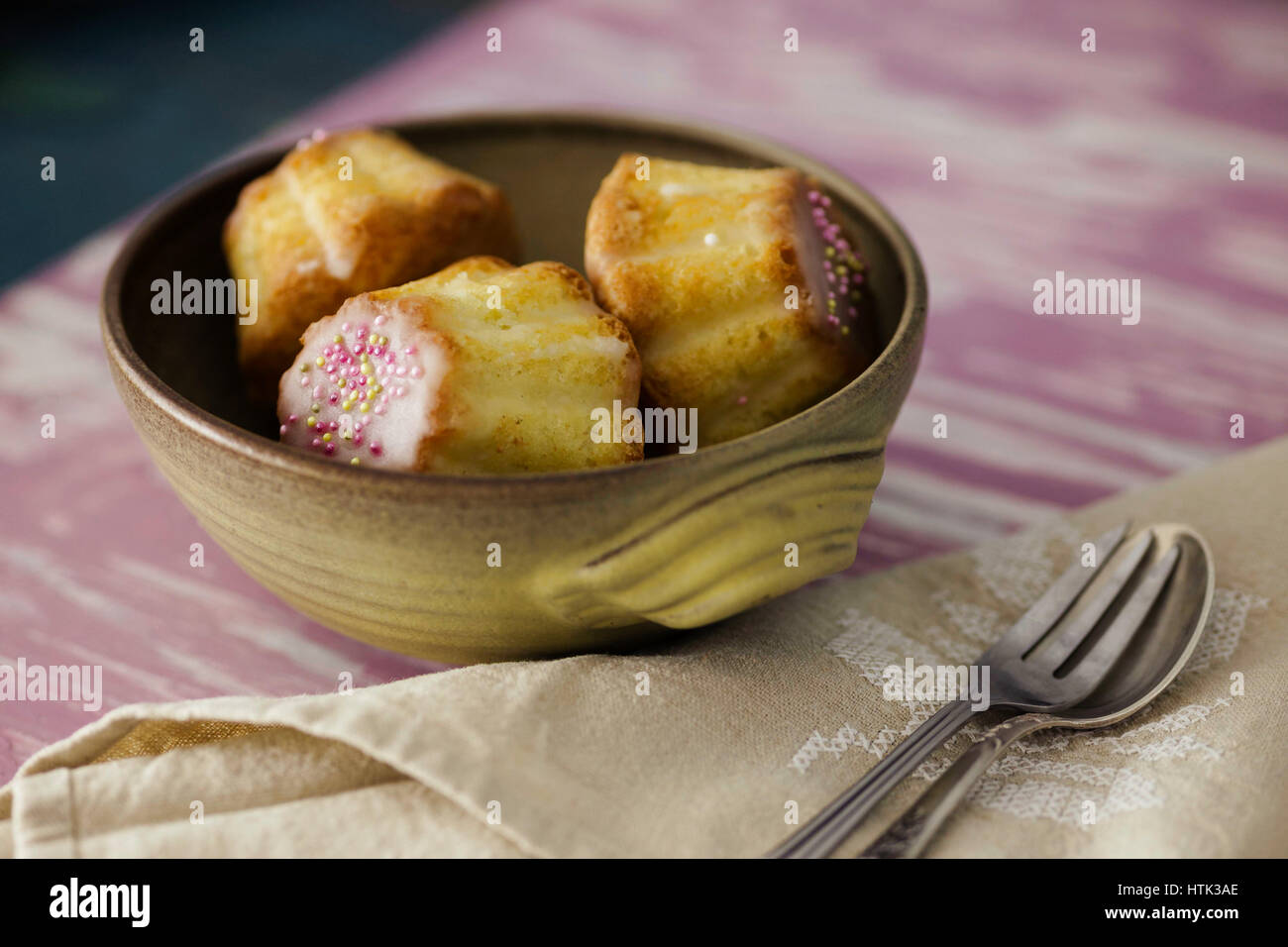 Traditionelle polnische Babka - Ostern Mini Kuchen mit Zuckerguss und Streusel rosa. Stockfoto