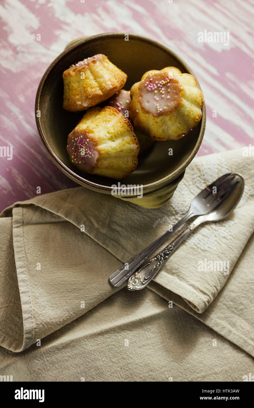 Traditionelle polnische Babka - Ostern Mini Kuchen mit Zuckerguss und Streusel rosa. Stockfoto