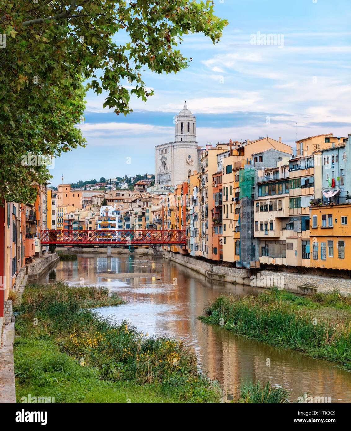 Girona Altstadt, Blick auf Fluss Onyar Stockfoto