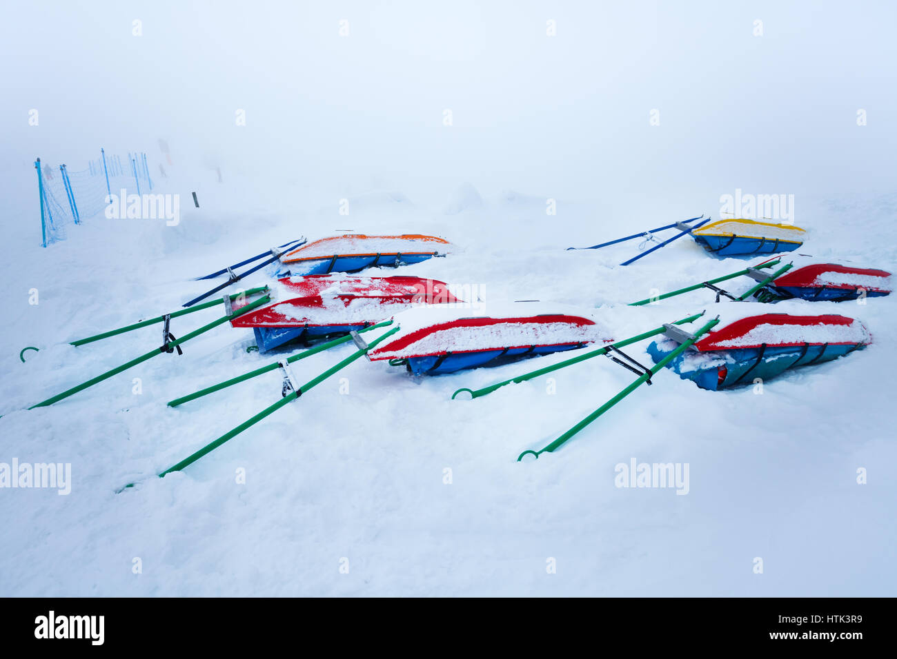 Verschneite leeren Kopf Rettung Schlitten für verletzte Skifahrer, Snowboarder oder Bergsteiger Stockfoto