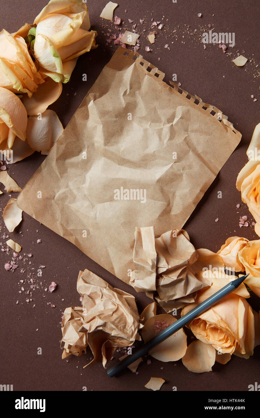 Ein zerknittertes Blatt Papier mit Tinte und Ort unter dem Text lag flach Stockfoto