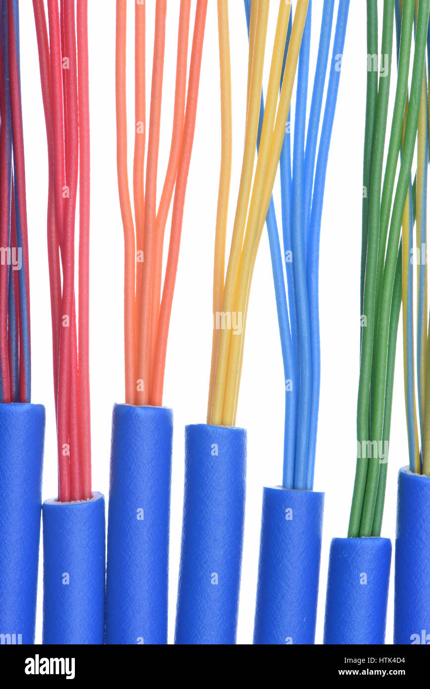 Kupfer elektrische Kabel auf weißem Hintergrund Stockfoto