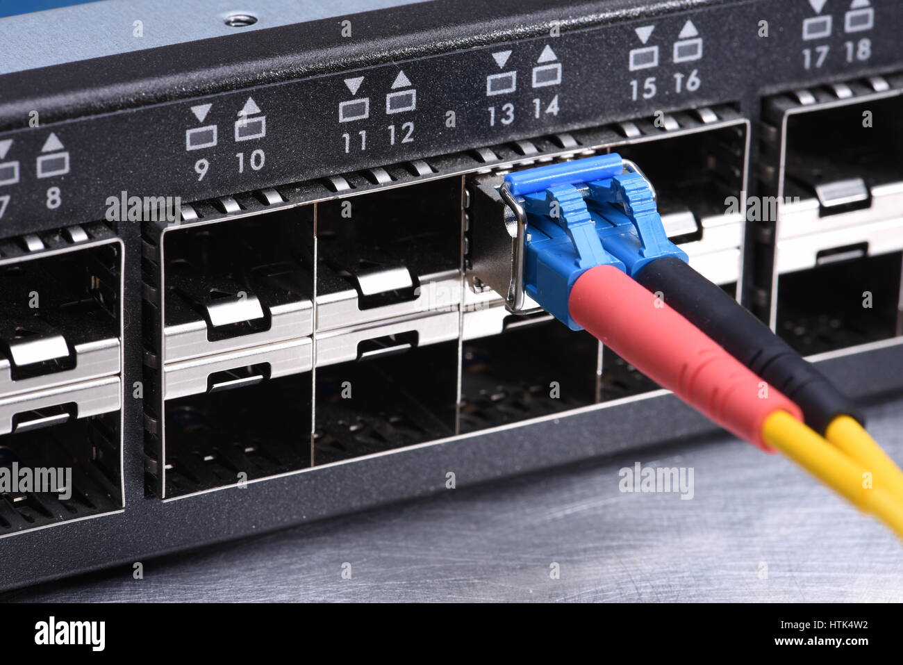 Internet Technologie Geräte LWL-Netzwerk Kabel im Switch Stockfoto Internet Technologie Geräte LWL-Netzwerk Kabel im Switch Stockfoto