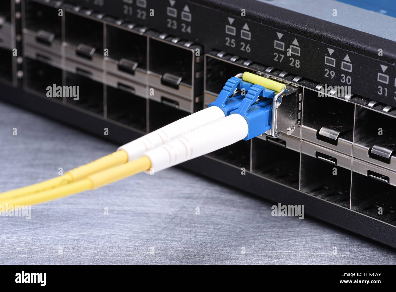 Internet Technologie Geräte LWL-Netzwerk Kabel im Switch Stockfoto