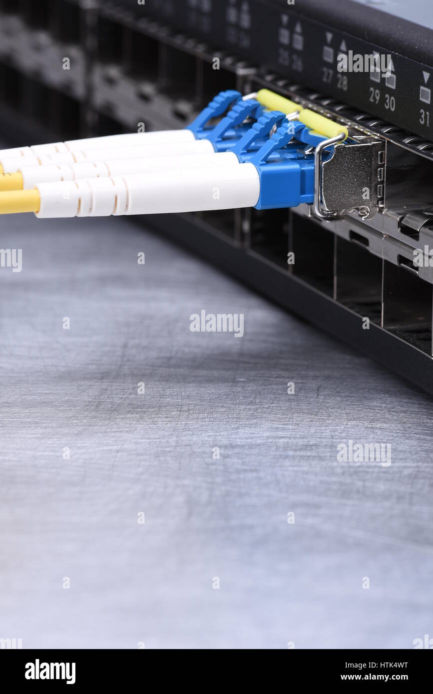 Internet Technologie Geräte LWL-Netzwerk Kabel im Switch Stockfoto Internet Technologie Geräte LWL-Netzwerk Kabel im Switch Stockfoto