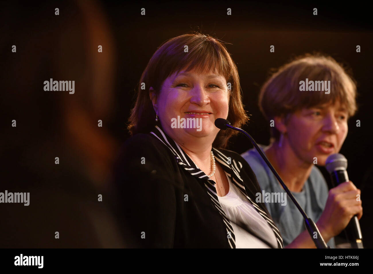 London, UK. 11. März 2017. Menschenrechte und Frieden Aktivist Valentina Cherevatenko (2R) reagiert während einer Podiumsdiskussion nach Erhalt der 2016 Anna Politkowskaja Special Award während der RAW (alle Frauen erreichen) im Krieg bei der Women Of The World Festival in South Bank Centre in London, UK, Samstag, 11. März 2017.  Cherevatenko erhält Anna Politkowskaja-Sonderpreis für die Fortsetzung ihrer Menschenrechte und Frieden Bauarbeiten trotz von Freiheitsstrafe in der Russischen Föderation bedroht. Bildnachweis: Luke MacGregor/Alamy Live-Nachrichten Stockfoto