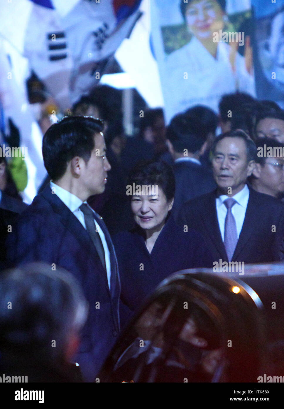Seoul, Südkorea. 12. März 2017. Ousted South Korean President Park Geun-hye (C) kommt bei ihrem Privathaus in Seoul im 12. März 2017. Bildnachweis: Yao Qilin/Xinhua/Alamy Live-Nachrichten Stockfoto