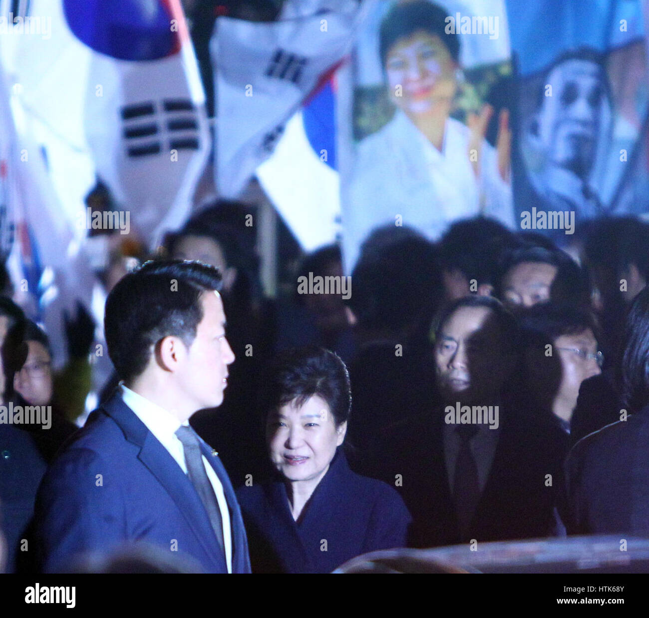 Seoul, Südkorea. 12. März 2017. Ousted South Korean President Park Geun-hye (C) kommt bei ihrem Privathaus in Seoul im 12. März 2017. Bildnachweis: Yao Qilin/Xinhua/Alamy Live-Nachrichten Stockfoto