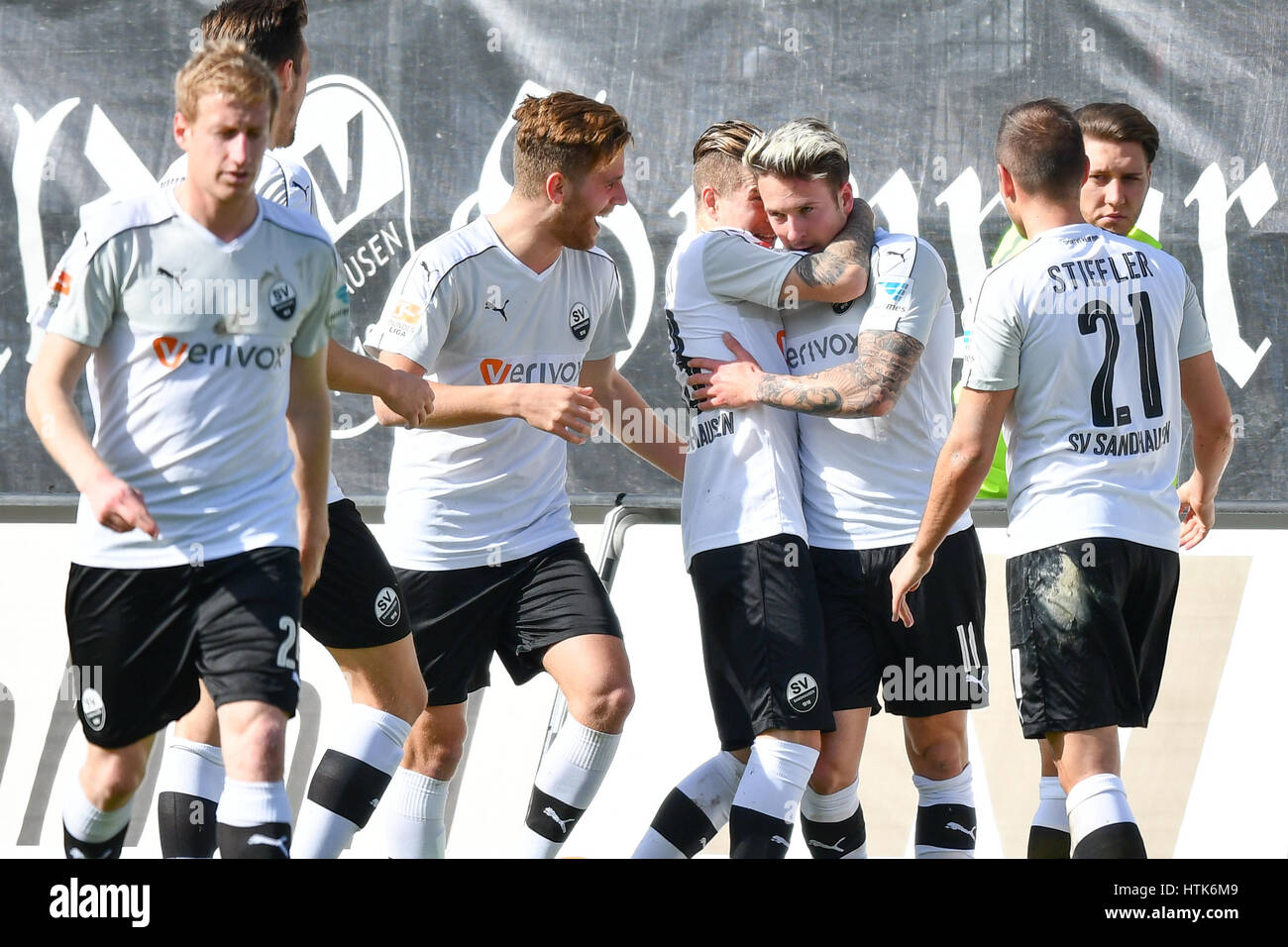 Sandhausen, Deutschland. 12. März 2017. Sandhausen Moritz Kuhn (3. R) feiert sein 1:0-Tor mit seinem Team in die 2. Bundesliga-Fußball-Spiel zwischen SV Sandhausen und SpVgg Greuther Fürth im Hardtwaldstadion in Sandhausen, Deutschland, 12. März 2017. (EMBARGO Bedingungen - Achtung: aufgrund der Akkreditierungsrichtlinien die DFL nur erlaubt die Veröffentlichung und Nutzung von bis zu 15 Bilder pro Spiel im Internet und in Online-Medien während des Spiels.) Foto: Uwe Anspach/Dpa/Alamy Live News Stockfoto