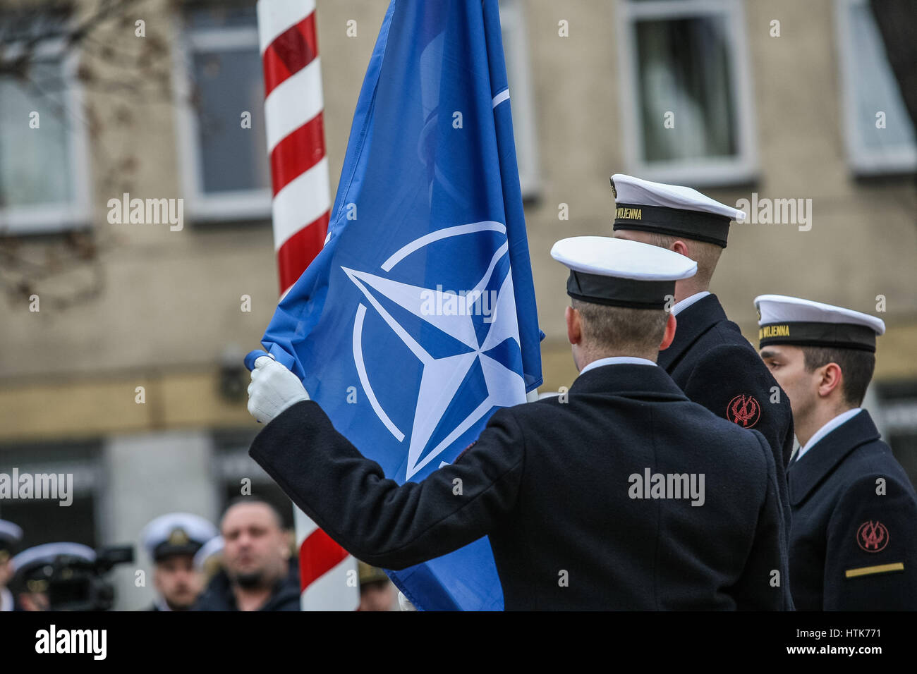 Gdynia, Polen. 12. März 2017. Polen und die NATO Flagge Anhebung Zeremonie wird am 12. März 2017 in Gdynia, Polen gesehen. PolnischeArmee feiert 18. Jahrestag des Beitritts zur NATO-Bündnis. Menschen in Gdynia können polnische Marine Schiffe zu diesem Anlass besuchen. Bildnachweis: Michal Fludra/Alamy Live-Nachrichten Stockfoto