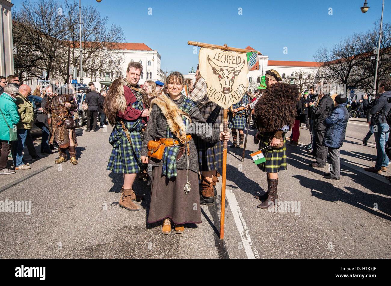 München, Deutschland. 12. März 2017. Der St. Patricks Day Parade in München ist offiziell die dritt-größte Multi-Kulti-Event in der Stadt München (hinter Oktoberfest und der Fasching-Parade). Die Parade findet jährlich seit 1996 am Sonntag vor der eigentlichen St. Patricks Day. Die Paradestrecke war Leopolds und Ludwig Strasse (Straßen) beginnend bei Muenchner Freiheit und dann am Wittelsbacher Platz beenden. Seit 2015 hat das München-irischen Netzwerk organisiert. Bildnachweis: ZUMA Press, Inc./Alamy Live-Nachrichten Stockfoto