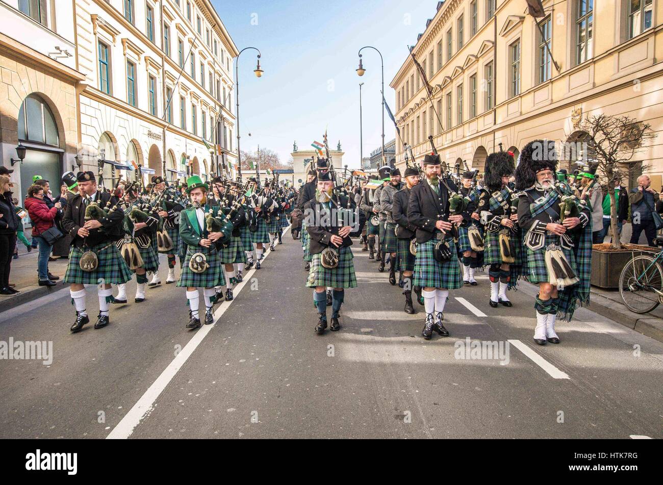 München, Deutschland. 12. März 2017. Der St. Patricks Day Parade in München ist offiziell die dritt-größte Multi-Kulti-Event in der Stadt München (hinter Oktoberfest und der Fasching-Parade). Die Parade findet jährlich seit 1996 am Sonntag vor der eigentlichen St. Patricks Day. Die Paradestrecke war Leopolds und Ludwig Strasse (Straßen) beginnend bei Muenchner Freiheit und dann am Wittelsbacher Platz beenden. Seit 2015 hat das München-irischen Netzwerk organisiert. Bildnachweis: ZUMA Press, Inc./Alamy Live-Nachrichten Stockfoto