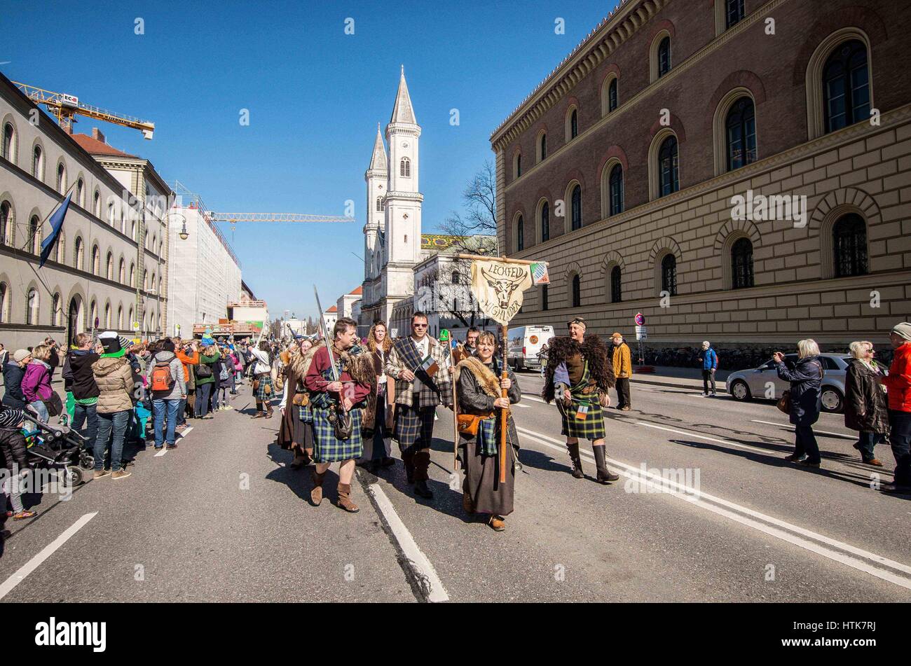 München, Deutschland. 12. März 2017. Der St. Patricks Day Parade in München ist offiziell die dritt-größte Multi-Kulti-Event in der Stadt München (hinter Oktoberfest und der Fasching-Parade). Die Parade findet jährlich seit 1996 am Sonntag vor der eigentlichen St. Patricks Day. Die Paradestrecke war Leopolds und Ludwig Strasse (Straßen) beginnend bei Muenchner Freiheit und dann am Wittelsbacher Platz beenden. Seit 2015 hat das München-irischen Netzwerk organisiert. Bildnachweis: ZUMA Press, Inc./Alamy Live-Nachrichten Stockfoto