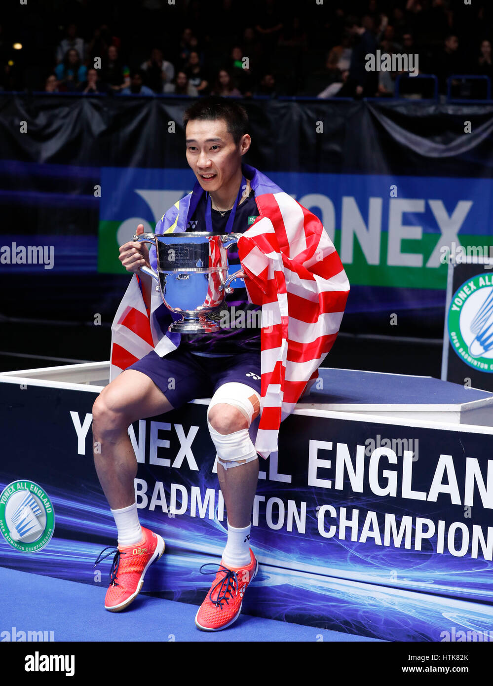 Birmingham. 12. März 2017. Lee Chong Wei von Malaysia feiert während der  Preisverleihung nach Herren Einzel Finale mit Shi Yuqi of China alle England  geöffneten Badminton Weltmeisterschaften 2017 in Birmingham, Großbritannien  am