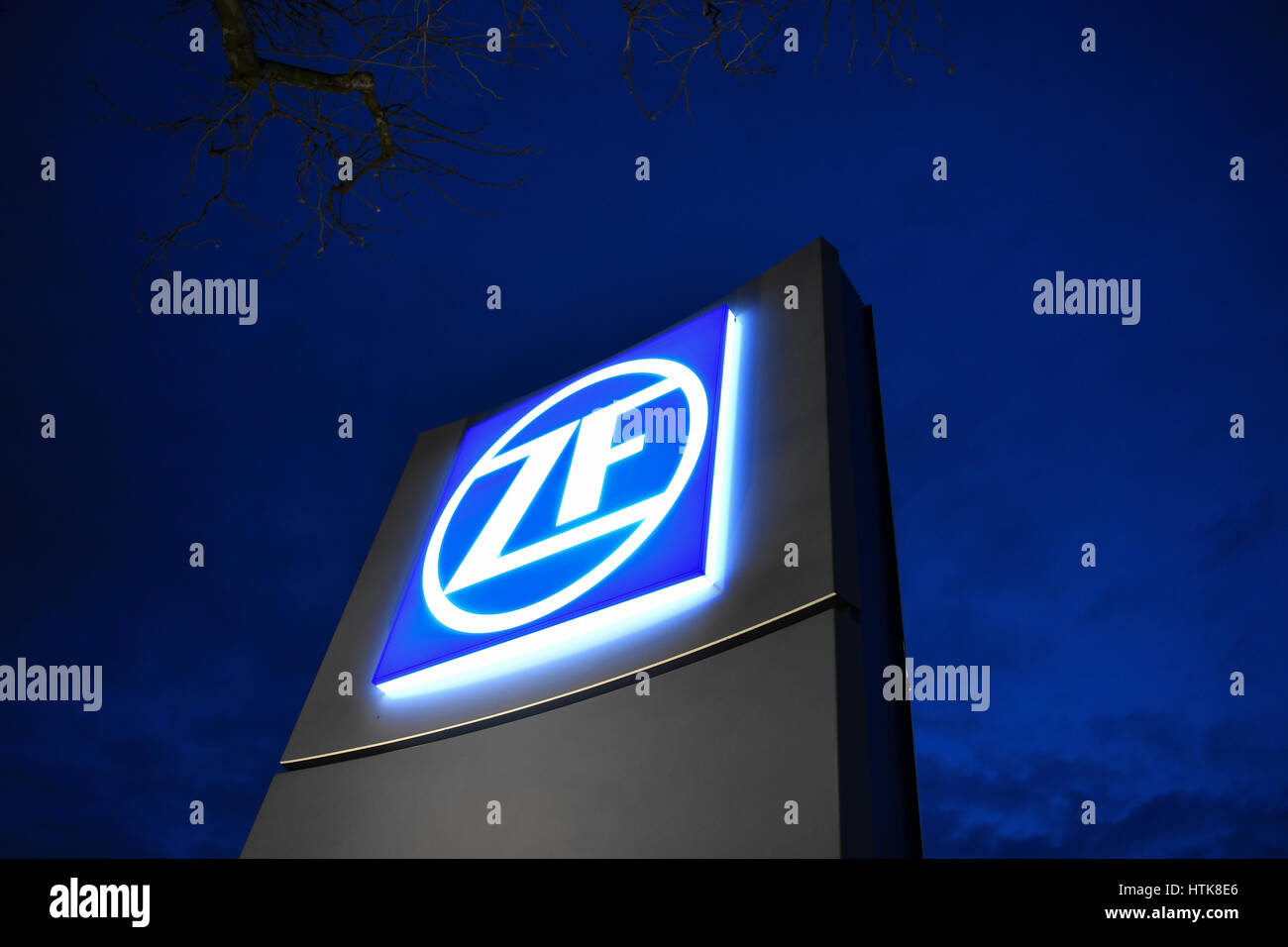 Das Logo der deutschen Auto-Teile-Hersteller ZF-Konzern außerhalb des Unternehmens in Friedrichshafen, Deutschland, 22. Februar 2017. Foto: Felix Kästle/dpa Stockfoto