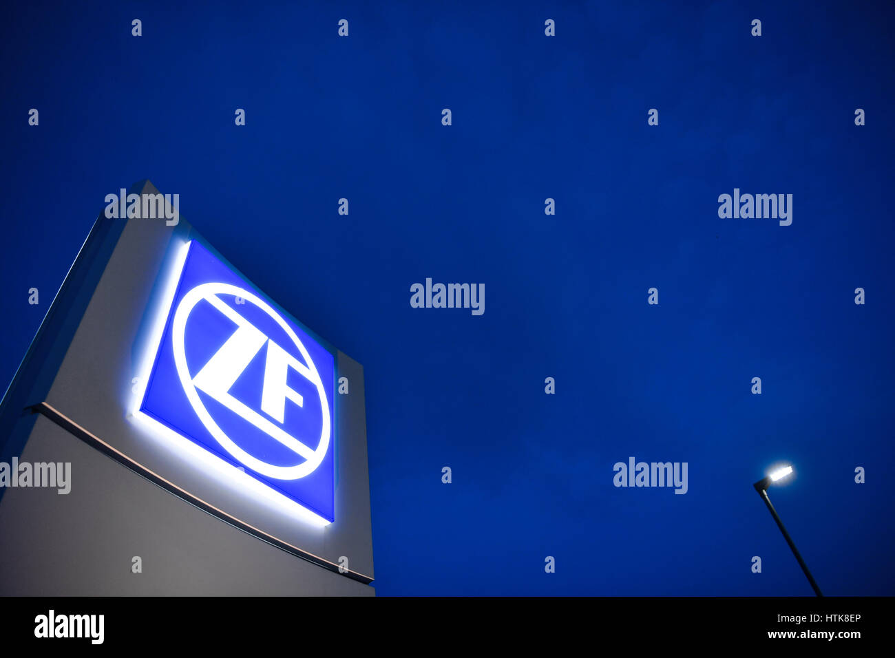 Das Logo der deutschen Auto-Teile-Hersteller ZF-Konzern außerhalb des Unternehmens in Friedrichshafen, Deutschland, 22. Februar 2017. Foto: Felix Kästle/dpa Stockfoto