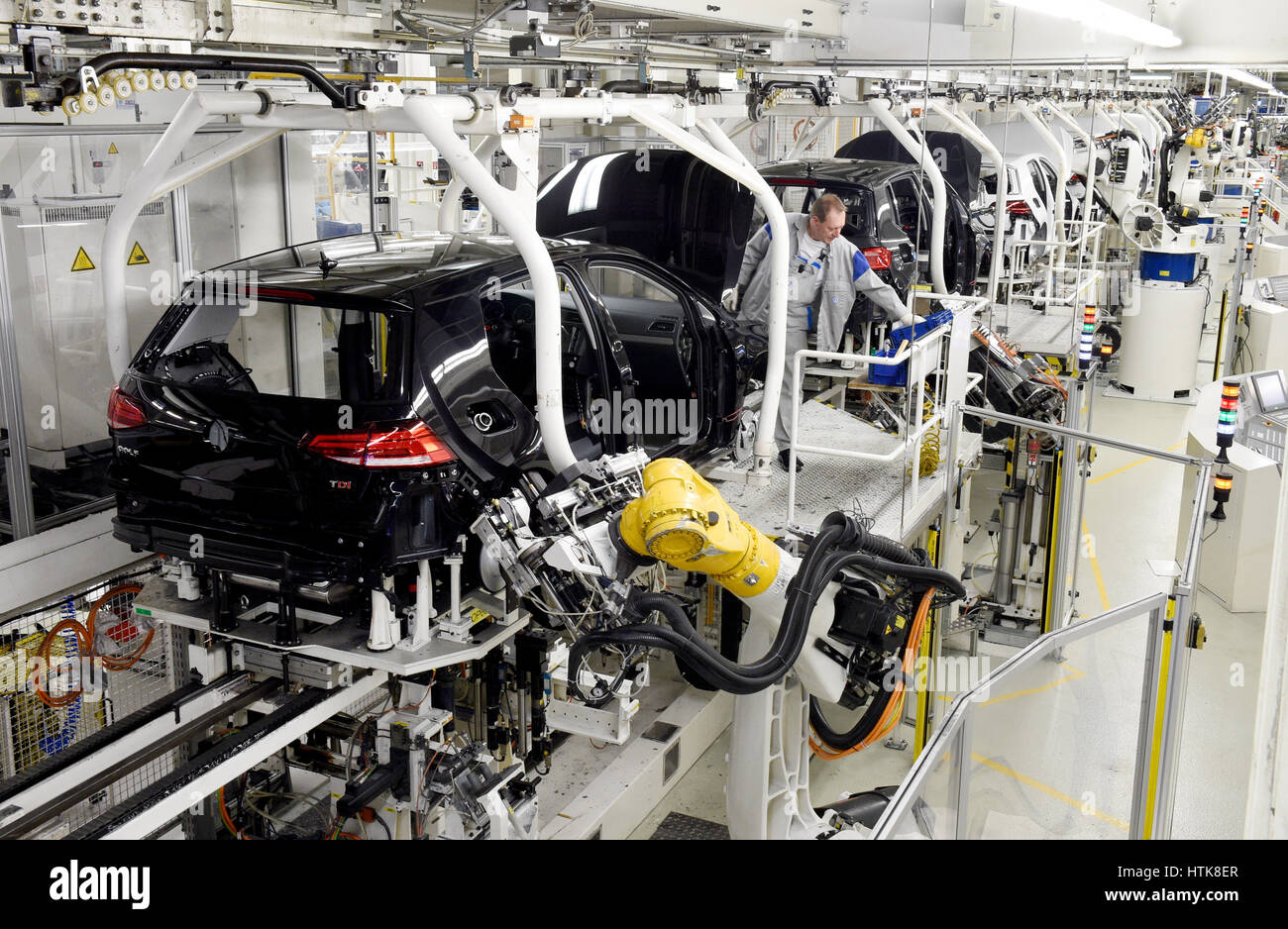 Ein Auto, Das Auf Einem Fließband In Einer Fabrik Montiert Wird